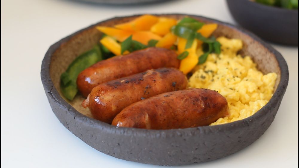 VIDEO | Brunch de weekend acasă: cârnați „durdulii” cu ouă jumări și salată proaspătă