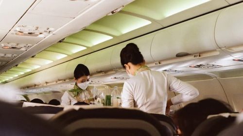 Ce alimente și băuturi sunt de evitat în avion? Sfaturile însoțitorilor de bord 