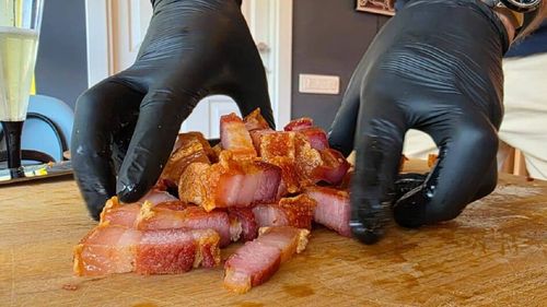 FOTO | Ce au în comun porcul iberic și gusturile românilor? Theodora Pîslaru, reprezentant importator: „L-au asociat imediat cu ceva familiar. L-au poreclit chiar jumări de Spania”