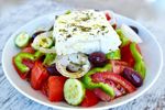 Salata grecească, horiatiki, reinterpretată, dar totuși tradițională. 3 variante savuroase pentru o masă mai altfel, dar cu același gust autentic mediteraneean