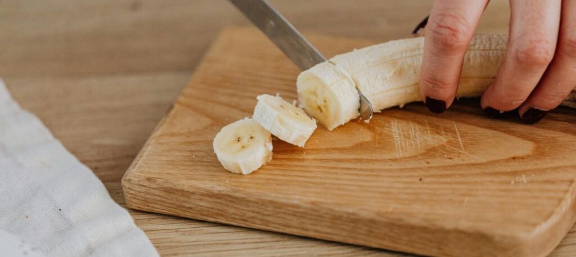 Bananele pot ajuta la scăderea colesterolului „rău”. Ce spun cardiologii și cu ce e bine să le combini
