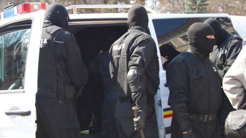 Proprietarul stânei din Covasna care exploata oameni fără adăpost a fost arestat/ Cei trei bărbaţi care racolau victimele le induceau în eroare privind munca şi salariul/ Victimele, ţinute în sclavie, în condiţii improprii, fără hrană şi apă, fără tratamente medicale