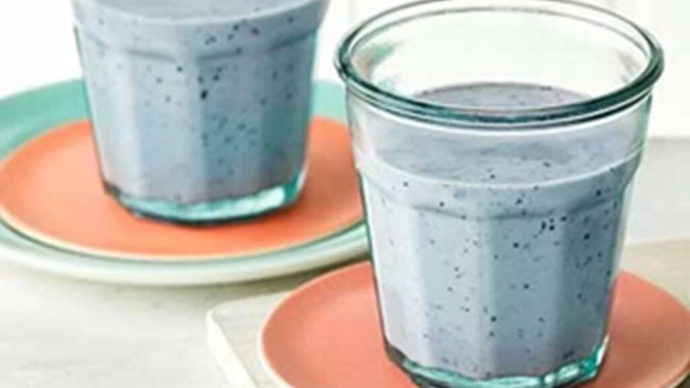 Smoothie cu afine și banane, o sursă excelentă de fibre și vitamine / Adaugă acest ingredient surpriză pentru un mic dejun sănătos