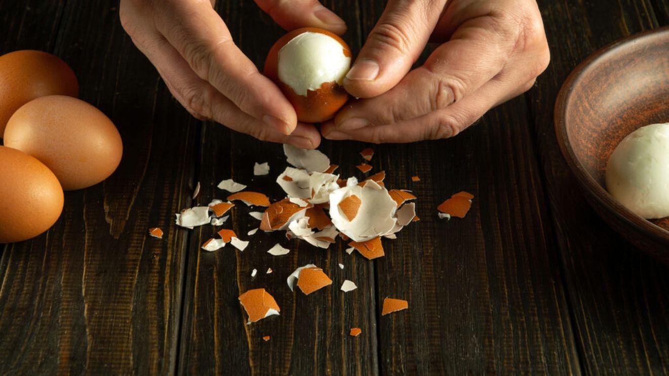 ABC în bucătărie: Cum cureți ouăle fierte fără probleme / Patru metode care te scapă de coaja care se lipește