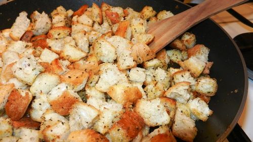 ABC în bucătărie. Cum se fac crutoanele de pâine în tigaie sau la cuptor. Cea mai simplă metodă de refolosire a pâinii