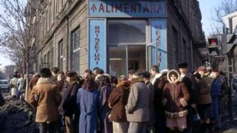 Cum lăsau muncitorii uneltele jos și fugeau la magazin când aflau că „s-a băgat marfă” la aprozar / Carnea și legumele erau printre cele mai căutate alimente, conform documentelor Securității