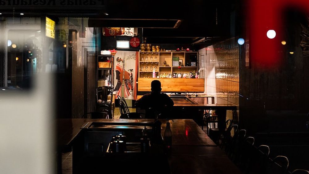 Fenomen în creștere la nivel global: Tot mai mulți clienți aleg să mănânce singuri la restaurant /„Oamenii învață să se bucure de propria companie”