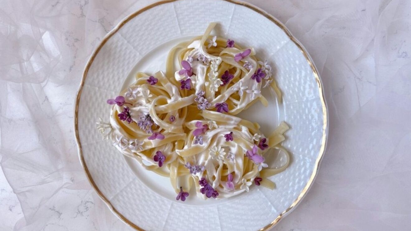 Moda utilizării florilor în gastronomia de top. Ce flori sunt comestibile