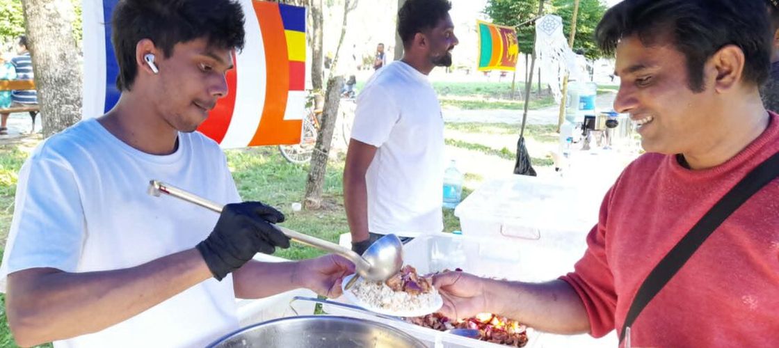 FOTO – VIDEO | Gusturi, tradiții și spiritualitate din Sri Lanka, în centrul Timișoarei / Sute de singalezi au sărbătorit Poson Poya