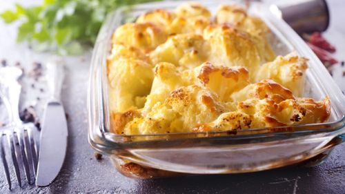 Conopidă gratinată cu ton și ierburi aromatice. O combinație gustoasă și ușoară și rapid de preparat - fel principal ușor, garnitură la pește sau prânz la pachet