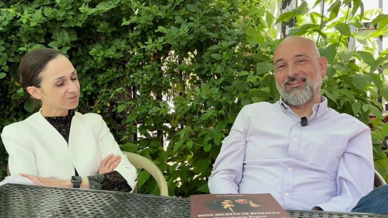 VIDEO | Connaisseur fără ifose (Ep. 29): Giulia Scavo, sommerlier și coautor, prezintă al treilea volum al ghidului Wine Secrets of Romania,  editat de Asociația Wine Lover România. „Vinurile zonei au stilistici diferite dar au un fir comun dat de prospețime”