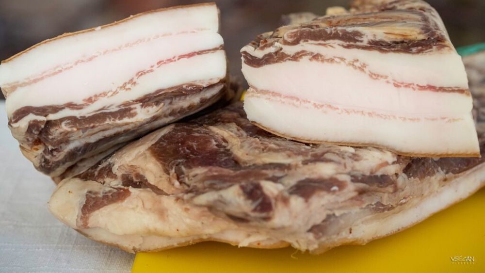 Sălaj: Slănina, vedeta unui festival desfăşurat la pivniţele de vin din Şamşud/ Mircea Groza, expert în gastronomie tradiționala: „Clisa este un aliment de bază”