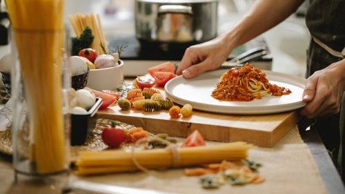 Tichete.anofm.ro: A fost lansată platforma electronică pe care se pot emite tichete pentru a plăti legal bucătari, grădinari, oameni care plantează răsaduri sau culeg fructe