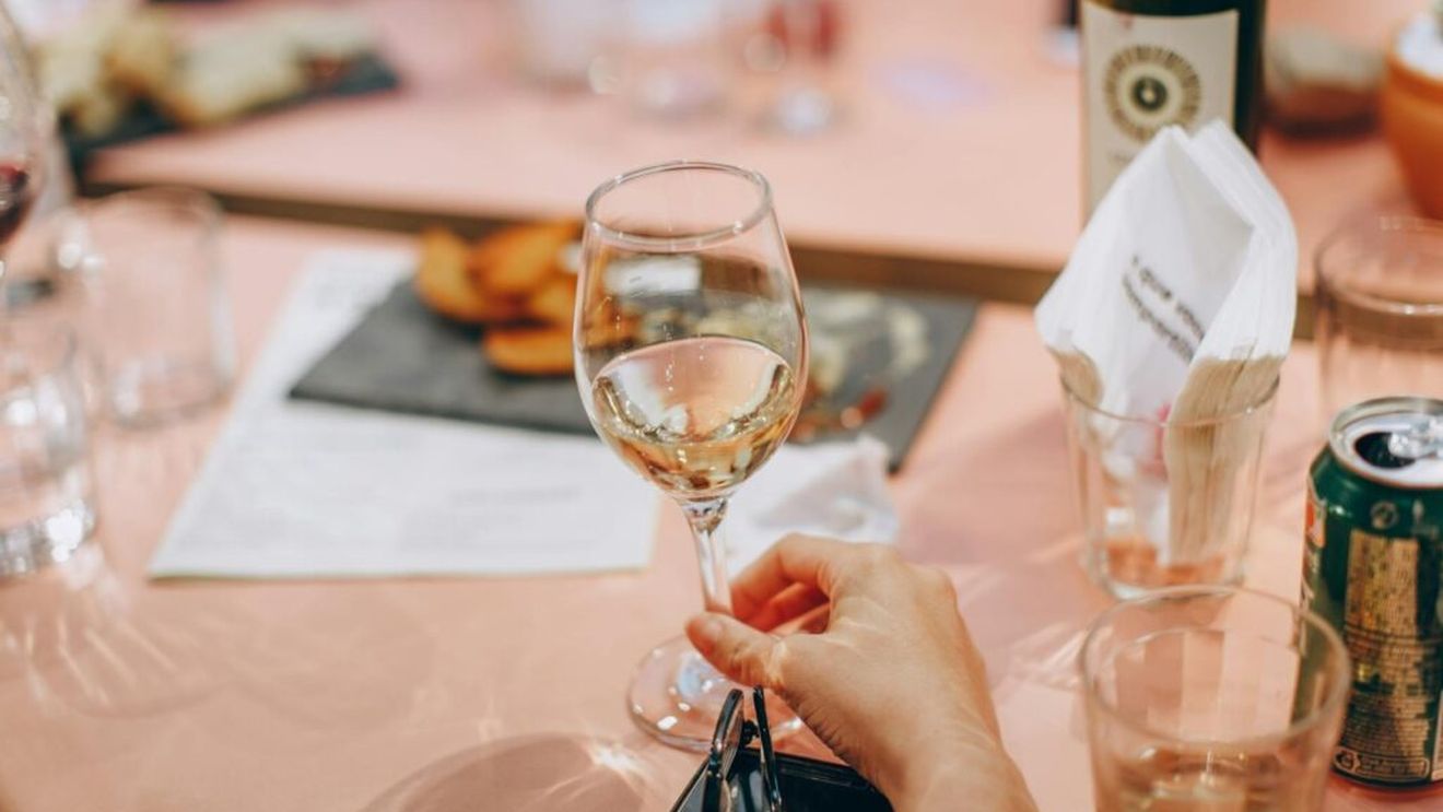 Un vin românesc și unul uruguayan sunt revelațiile internaționale ale etapei de vinuri roșii și albe a Concours Mondial de Bruxelles / Issa Chardonnay Barrique 2022, produs în Transilvania, vinul alb cu cel mai mare punctaj din competiție