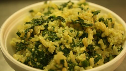 Rețetă ultra-rapidă și sănătoasă: Spanac cu orez, o alegere perfectă pentru cină / Această combinație bogată în vitamine, fier și fibre poate fi servită ca fel principal sau garnitură