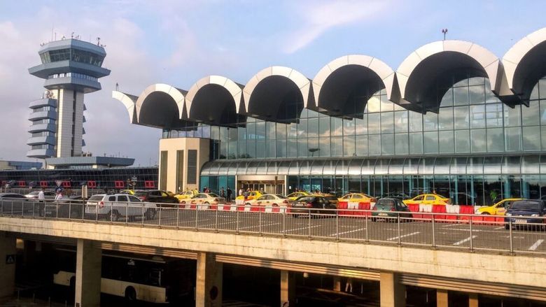 VIDEO | Reguli noi pe aeroporturile din București: pasagerii pot trece de controlul de securitate cu până la 2 litri de lichide