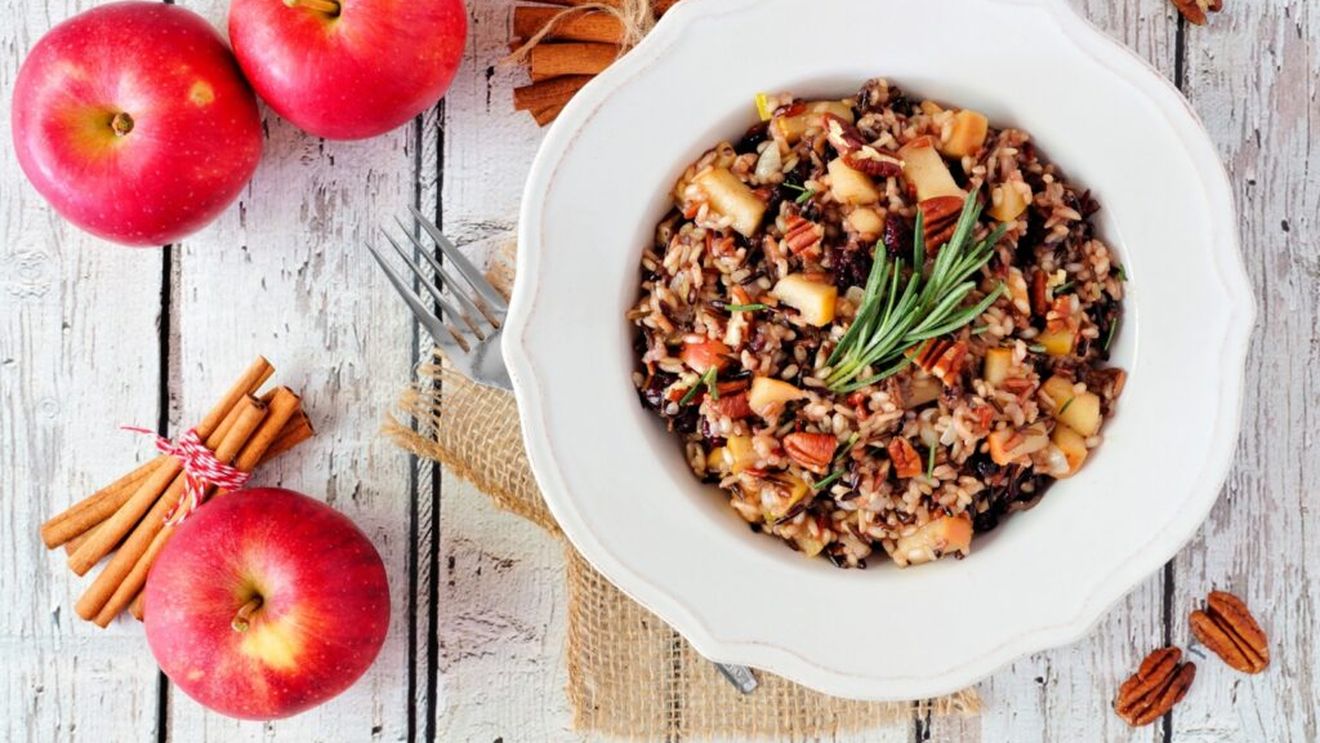 Cum îți susține sănătatea cel mai consumat fruct din lume, conform specialiștilor de la Clinica Mayo / Cum poți integra mărul într-o rețetă de pilaf