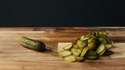 Castraveții murați, sănătate curată/ Dacă vrei să fii ferit de boli de inimă, cancer, accident vascular cerebral și alte afecțiuni grave, include-i cât de des poți în meniul tău