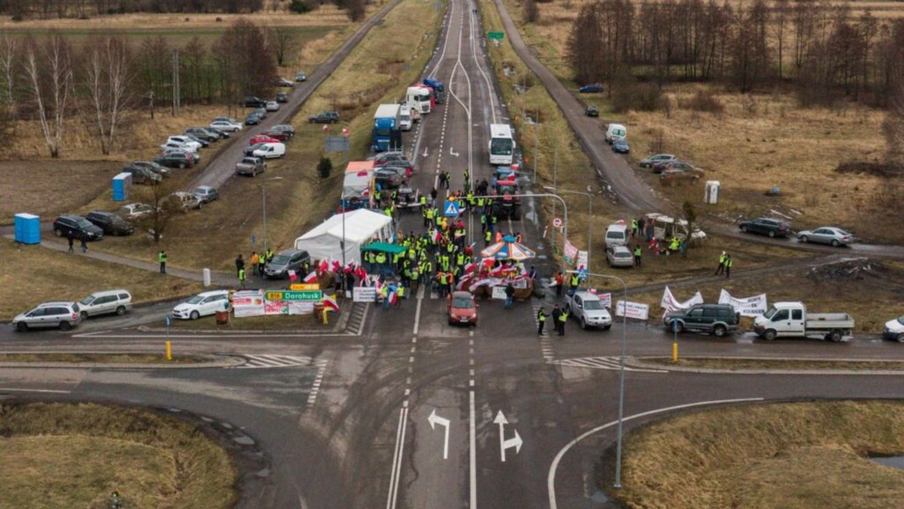 Fermierii polonezi au început blocarea unui important punct de trecere a frontierei cu Ucraina - VIDEO