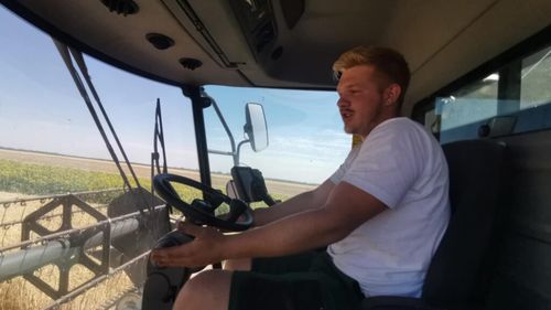 FOTO VIDEO | Student la două facultăți și fermier pe timpul verii/ Max Jakoby, tânărul care conduce combina în Câmpia Banatului