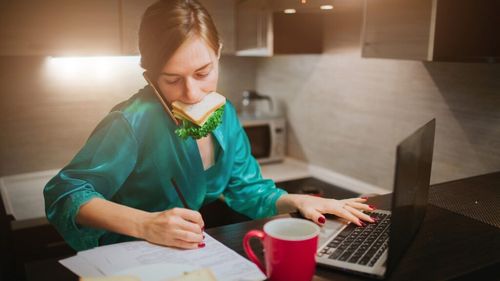 Nutriționist: „Mai important decât ceea ce mănânci, este modul în care o faci. Dacă mănânci pe fugă, cu stres sau cu teamă că ceva ți-ar putea dăuna, intestinul este afectat”