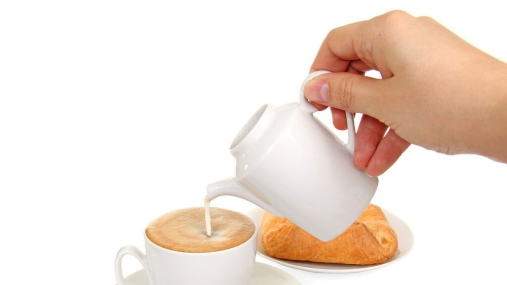 Un inginer alimentar explică de ce o cafea bună trebui să fie călduță, nu fierbinte: „Proteinele din lapte se ard”