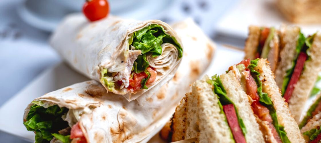 Sandwich-ul pe care îl poți lua la pachet chiar și pe timp de vară. Trei variante practice pentru un prânz rapid. Ce ingrediente să alegi când pleci la drum lung, la plajă sau picnic