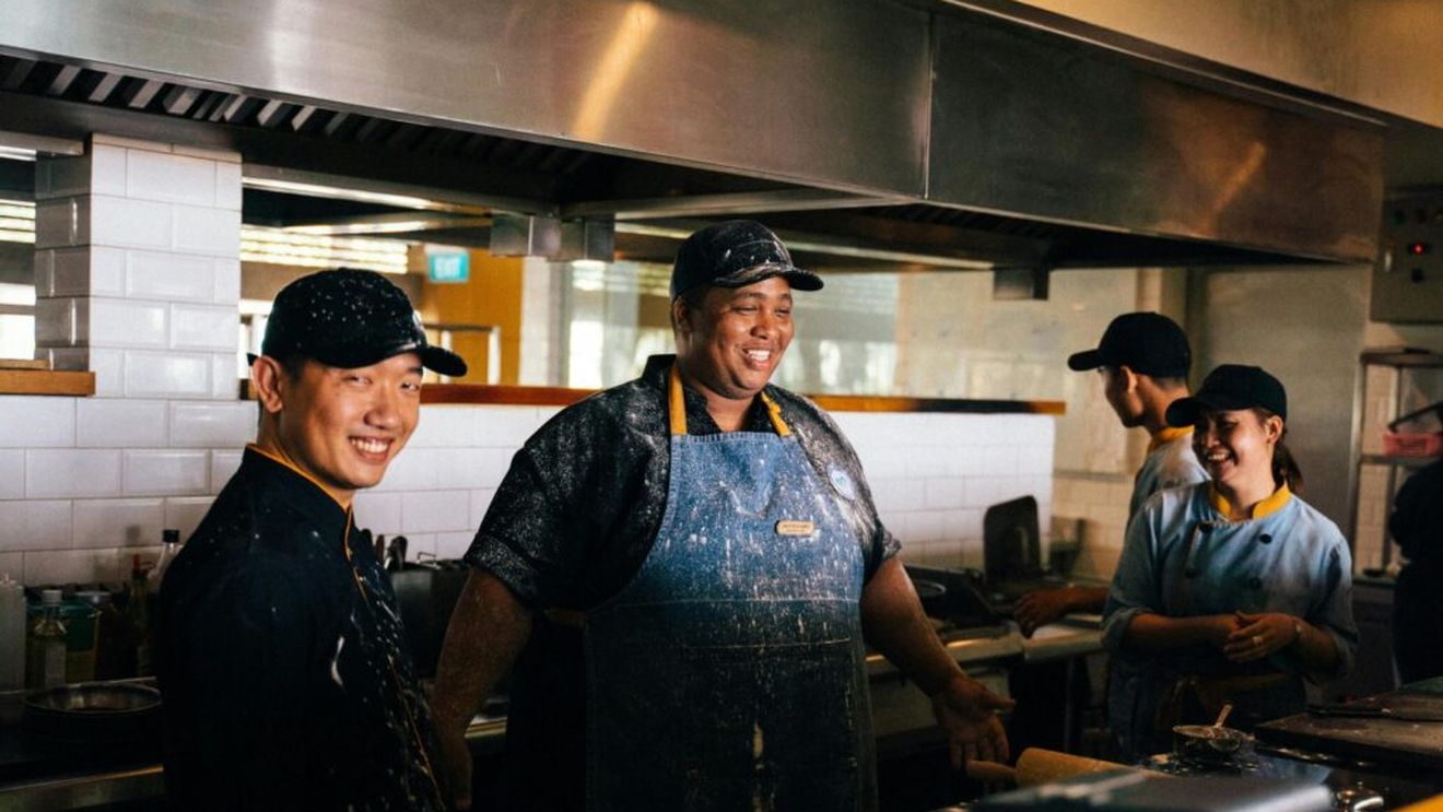 Angajatorii din HoReCa îi preferă pe nepalezi ca angajați decât pe români / Deficitul de forță de muncă în HoReCa este de 20-25%, în timp ce în orașele turistice, în sezon, se ridică la 50%