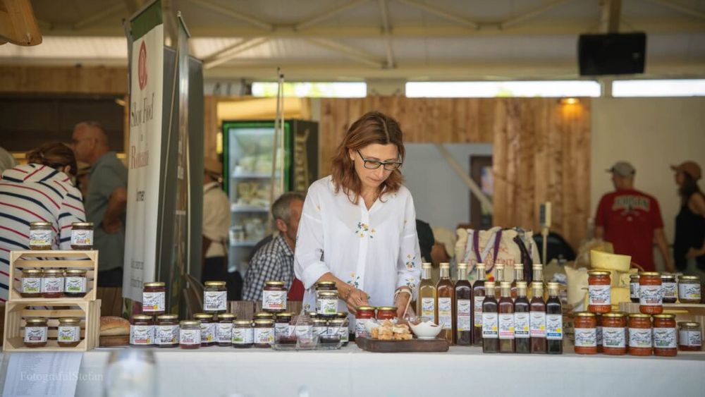 FOTO | Au renunțat la fabrica de lactate și au construit un brand de dulcețuri / Mirela Andrei (Bunătăți din Pleșești): „Am reușit să transformăm o pasiune într-o afacere care promovează gustul autentic și tradiția românească”