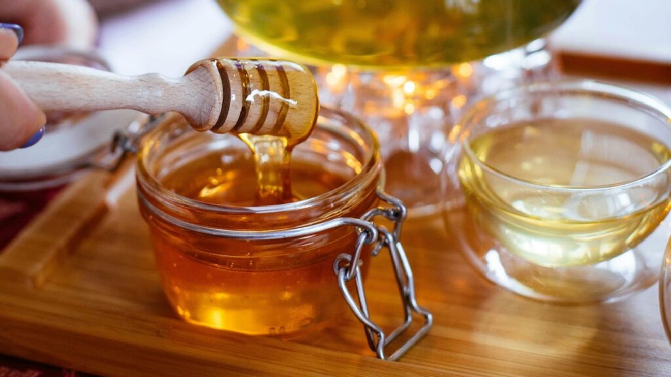 7 beneficii ale consumului de miere cu apă caldă / Delicioasă și foarte sănătoasă, această băutură îți crește imunitatea și te ajută să slăbești