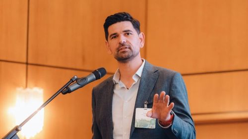 INTERVIU VIDEO | George Tuță: „Evenimentele cu mulți decibeli nu mai au ce căuta pe Kiseleff. Cred că putem folosi timpul trecut legat de festivaluri de mâncare” / Ce soluție are pentru aglomerația din Piața Amzei: „Poate ar trebui să reducem frecvența străzilor deschise pe Victoriei”