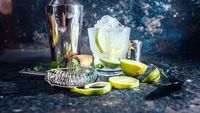 Cocktailurile se mută din localuri în sufragerie. Românii cumpără tot mai multe băuturi ready-to-drink și alternative fără alcool