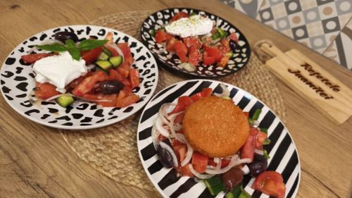 FOTO Salata grecească, horiatiki, reinterpretată, dar totuși tradițională. 3 variante savuroase pentru o masă mai altfel, dar cu același gust autentic mediteraneean