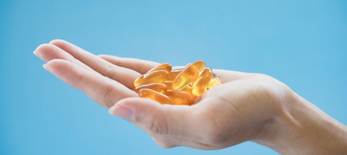 Când este cel mai bine să iei vitamina D. Medicii explică ce influențează absorbția și eficiența suplimentului / Vitamina D trebuie luată împreună cu alimente care conțin grăsimi