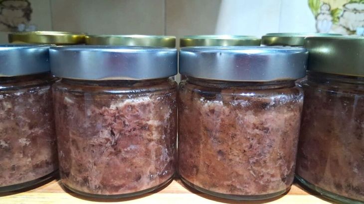 VIDEO & FOTO pas cu pas. Carne gătită direct în borcan. O pregătești o dată și o ai oricând la dispoziție. Se pot face astfel conserve din orice fel de carne, schimbând aromele