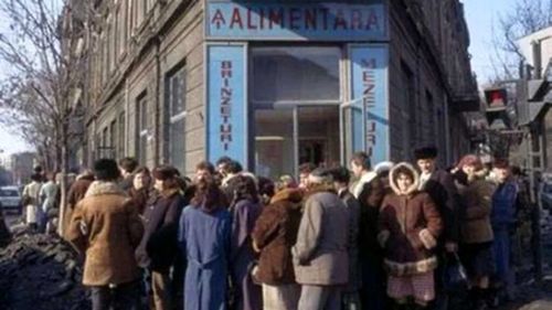 Cum lăsau muncitorii uneltele jos și fugeau la magazin când aflau că „s-a băgat marfă” la aprozar / Carnea și legumele erau printre cele mai căutate alimente, conform documentelor Securității