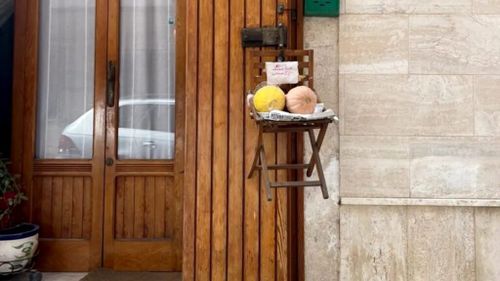 „Pepenele suspendat”, soluția găsită de micii producători din Italia după amenzi de până la 5.000 de euro / O tradiție din Puglia a ajuns în centrul unei dispute