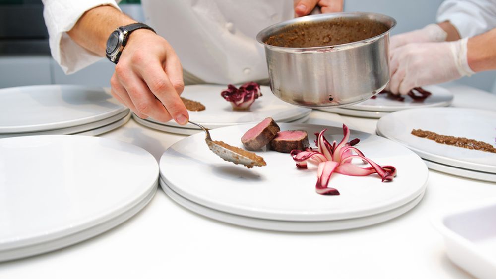 100 de ani de la acordarea primei stele Michelin / Cum a ajuns ghidul creat pentru șoferi să stabilească standardele gastronomiei mondiale / Care este cel mai vechi restaurant care a primit distincția