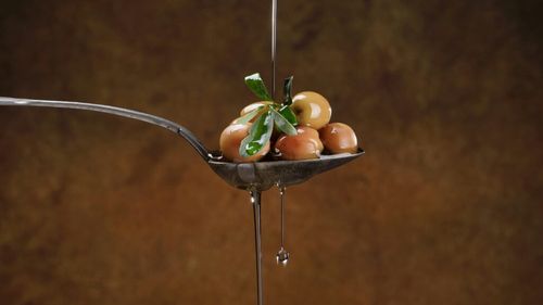 O lingură de ulei de măsline pe zi: Ce se întâmplă în organism dacă îl consumi zilnic / Care este cantitatea recomandată, potrivit nutriționiștilor