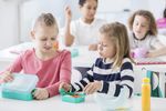 Masă caldă în toate școlile până în 2030, inclusă în noul program de guvernare
