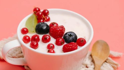 Ce se întâmplă dacă mănânci iaurt în fiecare zi? Oasele devin mai sănătoase, imunitatea mai bună iar metabolismul va funcționa optim/ Mai mult, iaurtul ar putea reduce riscul de diabet și deteriorare cognitivă