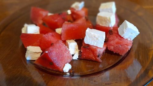 Pepene verde cu brânză feta sau telemea. Micul dejun rapid și răcoros pentru zilele de vară. Îți asigură și cantitatea necesară de proteine