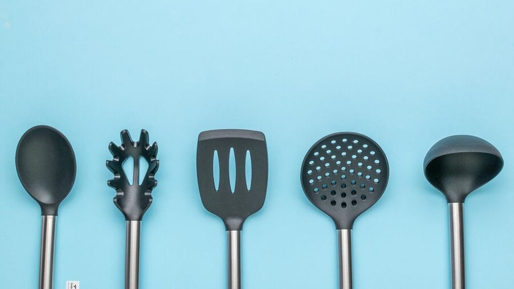 Probabil e mai bine să eliminăm ustensilele de bucătărie din plastic negru. Conțin substanțe care le împiedică să se ardă, dăunătoare sănătății