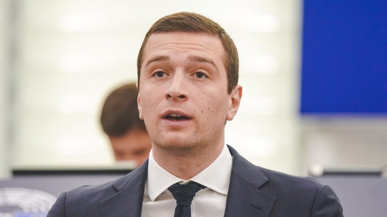 Jordan Bardella, favoritul la șefia guvernului francez, este un împătimit al bucătăriei italiene. Dar bea vin franțuzesc