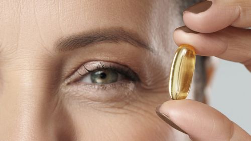 Medic: Vitamina D în exces poate duce la o calcificare rapidă a pereţilor arteriali, poate contribui la deteriorarea funcţiei renale /Ce se întâmplă dacă există deficit de vitamina D: rahitism la copii şi osteoporoză la adulţi/ Cum se administrează corect