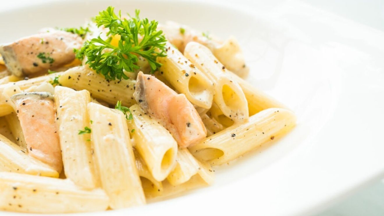 Paste cu somon și sos de lămâie cu usturoi/ O rețetă delicioasă, gata în doar 15 minute/ Somonul are efect antiinflamator în organism și este o sursă importantă de acizi grași Omega - 3