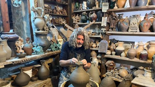 REPORTAJ VIDEO: Refugiul sufletului în mâinile olarului din Baia Sprie / Lecții de reconectare cu natura și o meserie pe cale de dispariție / Daniel Leș: „Turiștii vin să ia contact cu simplitatea. Îi provoc să redevină copii, să se joace, iar ăsta e un confort spiritual fantastic”