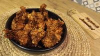 VIDEO FOTO | „Ciocănele” de pui, tăvălite în fulgi de prumb și cu gust ca la KFC. Sunt super-crocante chiar dacă le coci la cuptor sau în friteauză