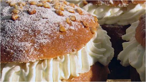 Gogoșile „magice” care promit să vindece durerile de gât. Singurul lucru dovedit științific este că sunt extrem de bune