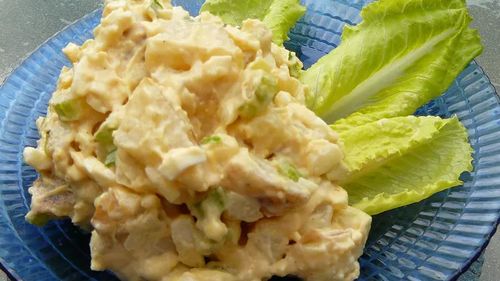 Salata de cartofi cu lămâie este o alegere excelentă pe timp de vară. Este hrănitoare, răcoroasă și gustoasă